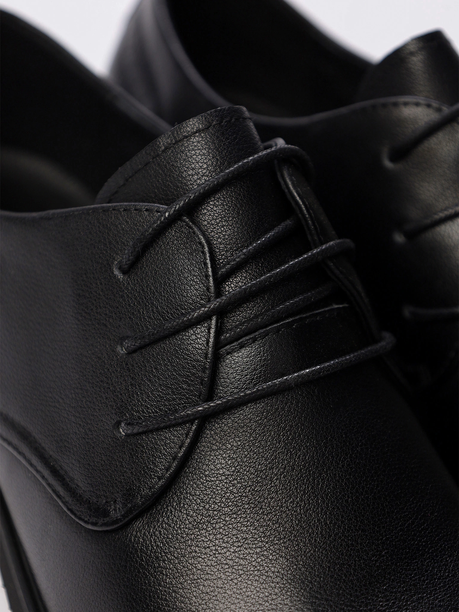 Туфли-дерби черного цвета на низком каблуке